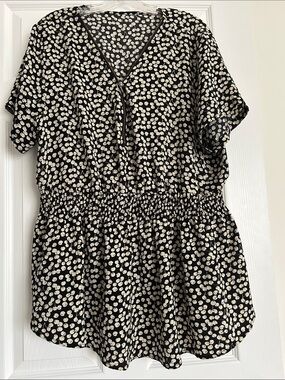 SHEIN Black and Cream Dot Print Short Sleeve Peplum Blouse